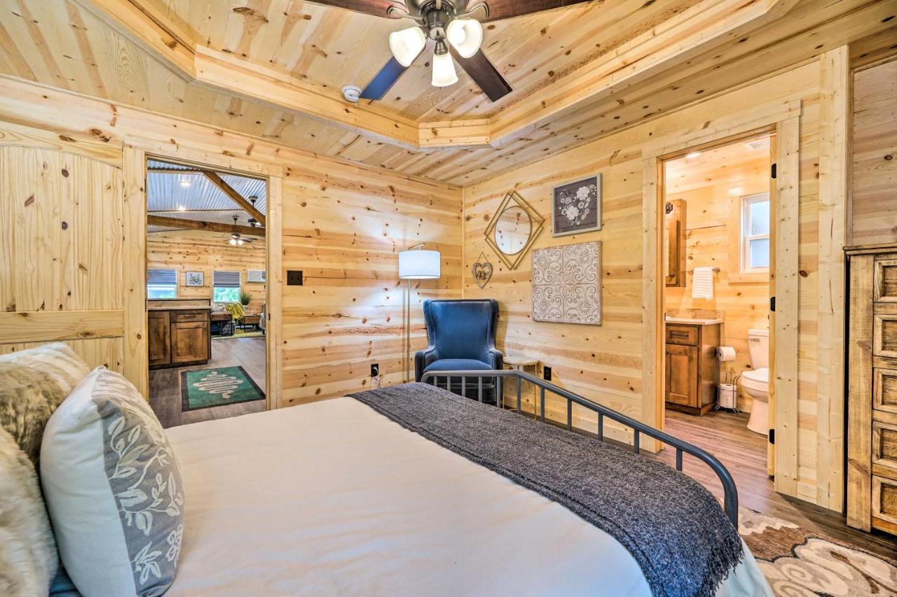 Stylish Cabin By Beavers Bend Hot Tub And Fire Pit Broken Bow Exteriör bild