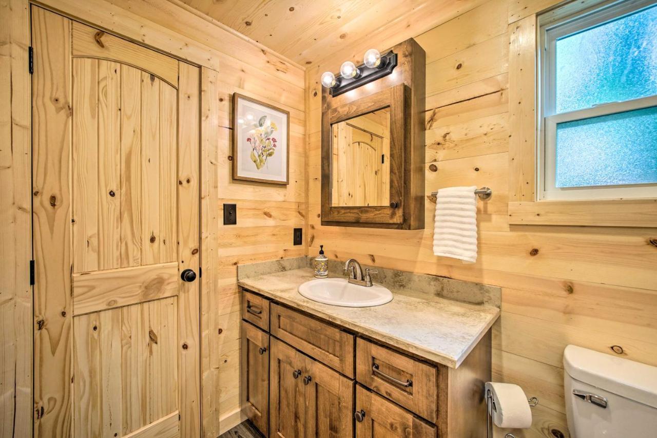 Stylish Cabin By Beavers Bend Hot Tub And Fire Pit Broken Bow Exteriör bild